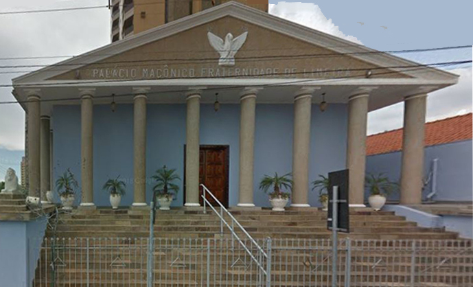 Fachada do Templo Associação Prudente de Moraes, com escadaria, pilares e grande porta de madeira.